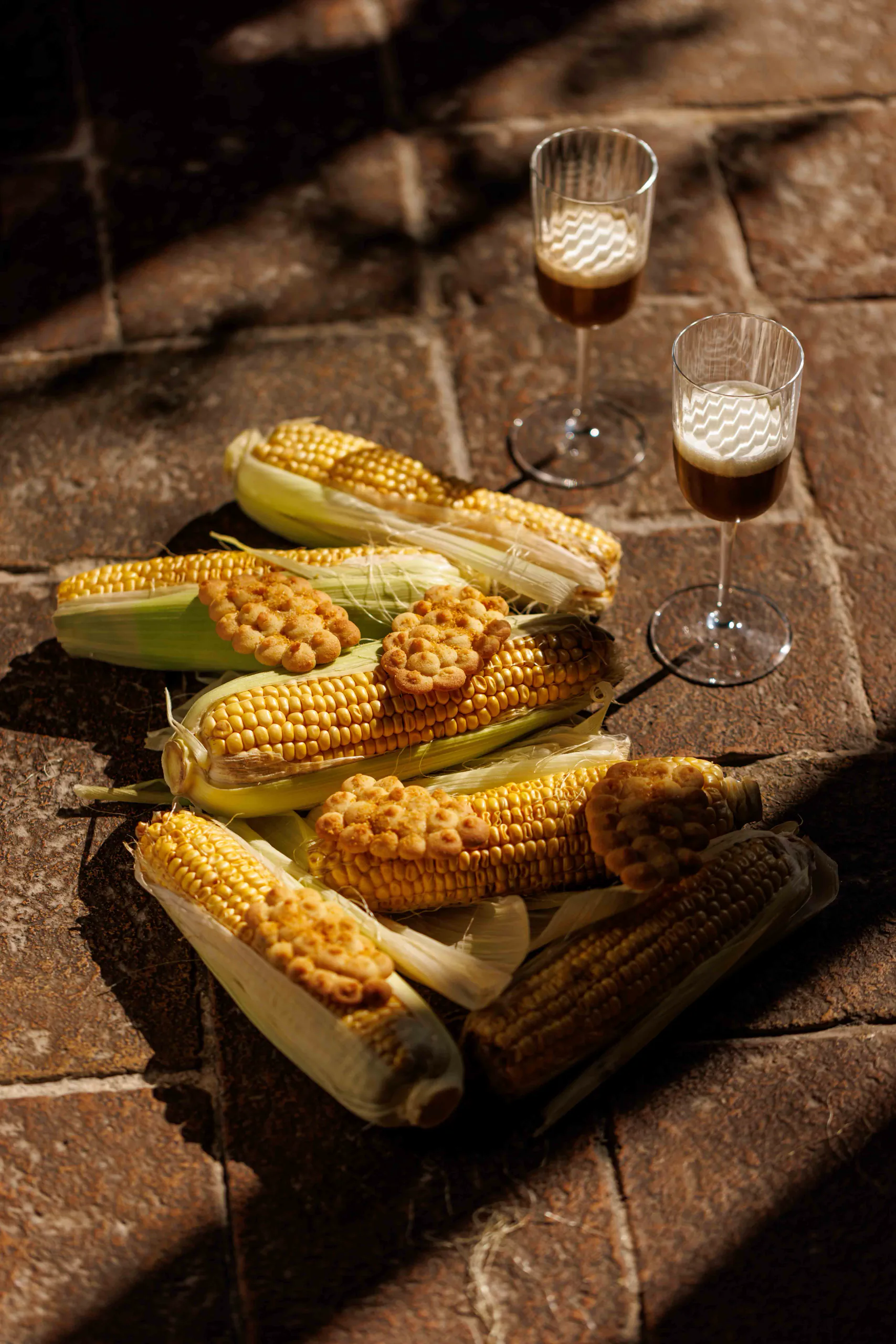Grilled corn on the cob with creamy coffee drinks - UNE, Capodacqua, Italy